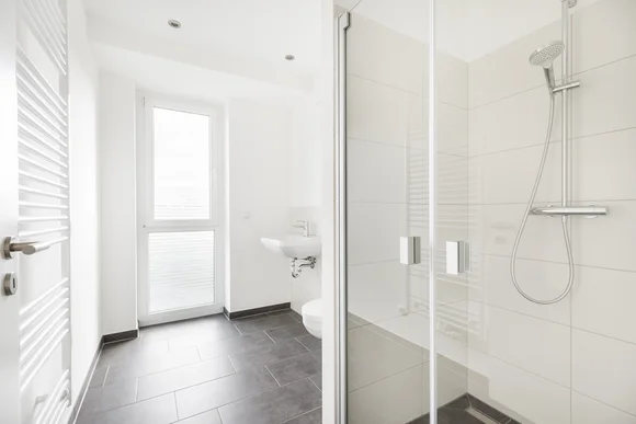 Modernes Badezimmer mit Dusche und Fenster